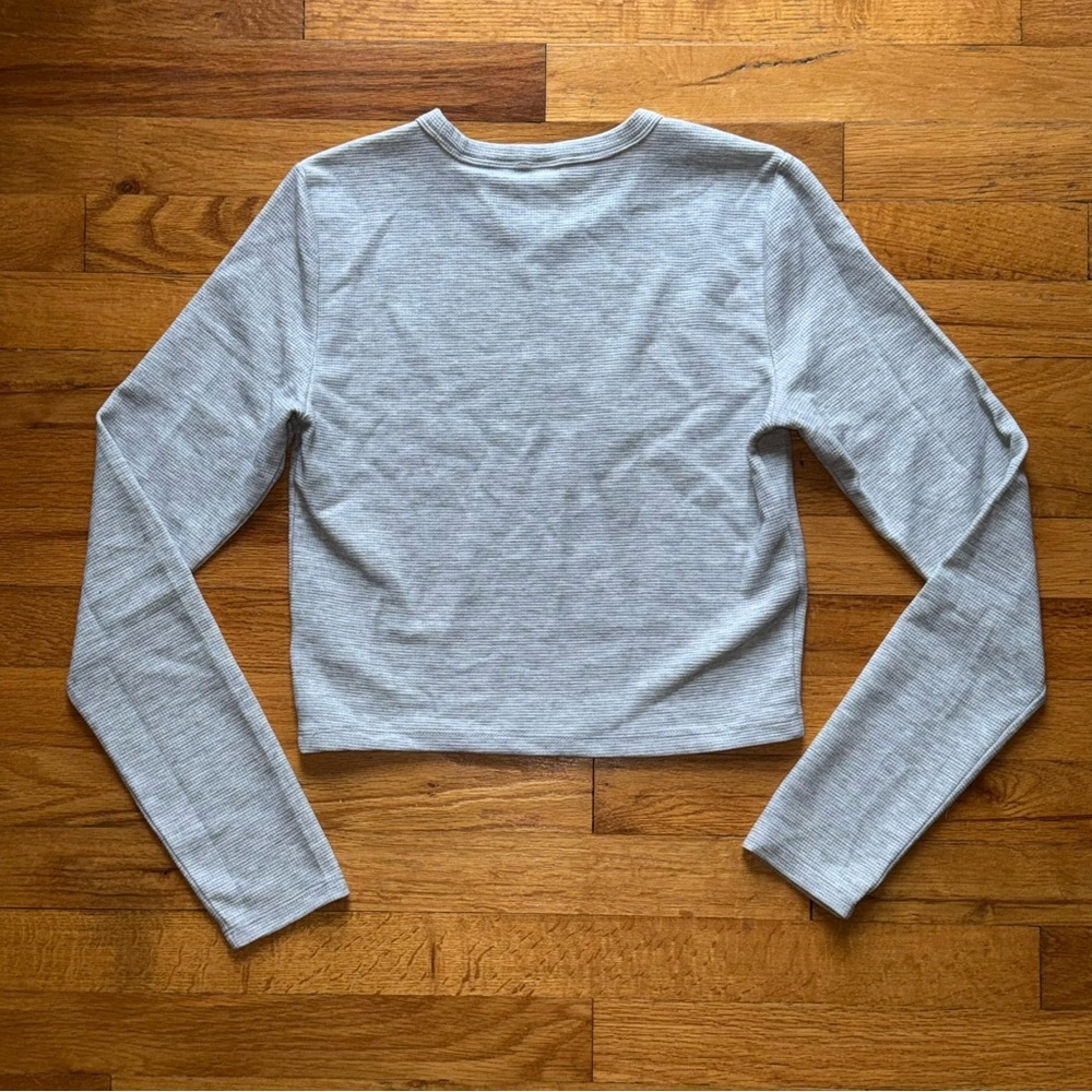 TNA ARITZIA Cropped‎ Long Sleeve Grey Waffle Weave T Shirt size Medium - Picture 2 of 3